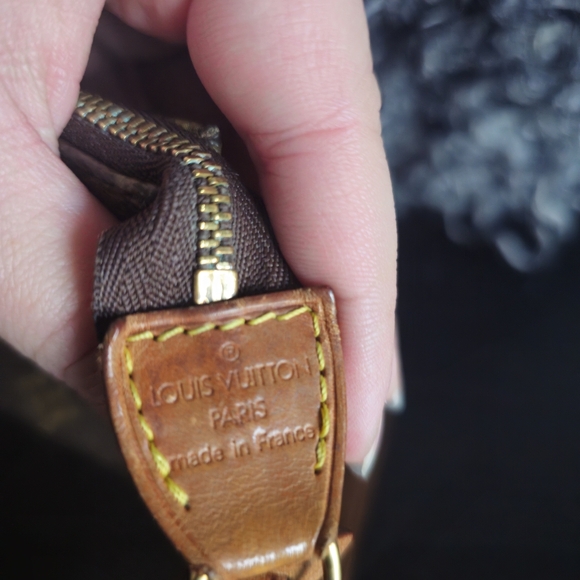 Auth Louis Vuitton pochette accessoires monogram with original box and ribbon - Picture 9 of 11